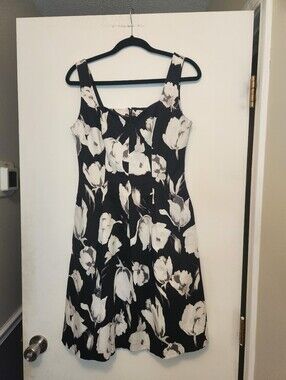 White House Black Market Black & White Floral Fit-and-Flare Dress Size 6